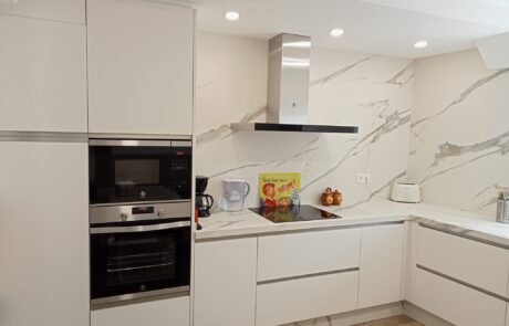 cocina con frente porcelanico