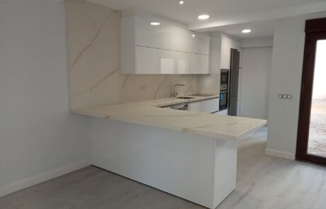cocina con porcelanico