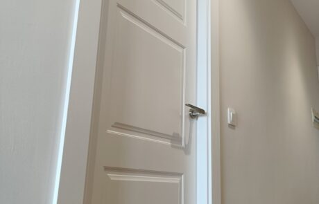 puerta lacada blanca entrepaños