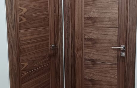 puerta moderna oscura